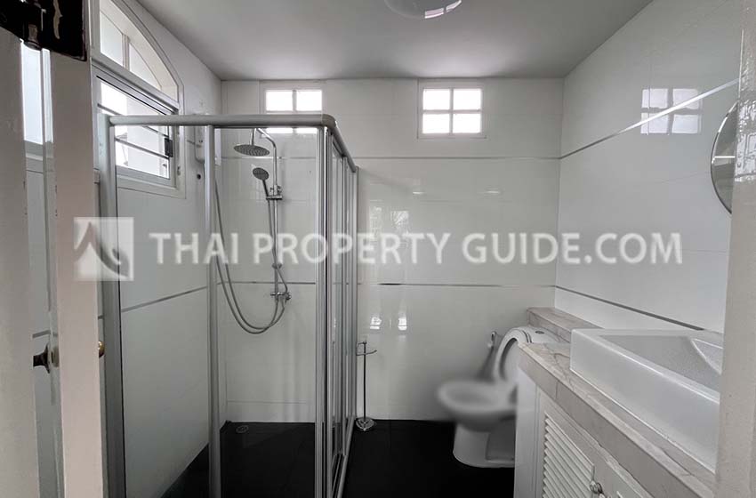 House with Shared Pool in Srinakarin 